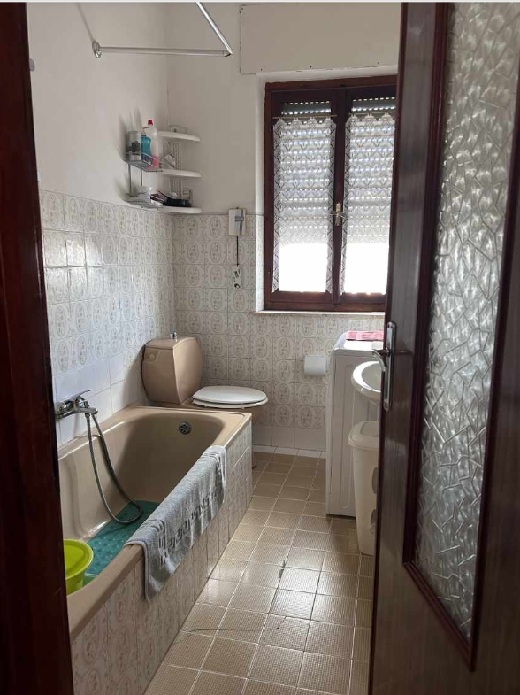 due letto e un servizio igienico. Il balcone accessibile dalla cucina. Lastrico solare ubicato a Porto Torres (SS) - Via Sassari n. 135/c