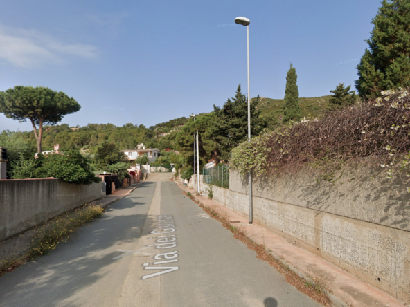 Piena proprietà dell’abitazione sui due livelli avente accesso dalla strada prov. litoranea Cagliari-Villasimius n.76 Km 25.600 civico 6 composto al piano terra da cortile