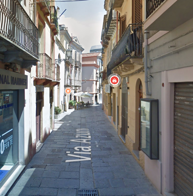 In Comune di Iglesias: Piena proprietà del fabbricato per civile abitazione su quattro livelli avente accesso dalla Via Azuni 18 composto al piano terra da ingresso