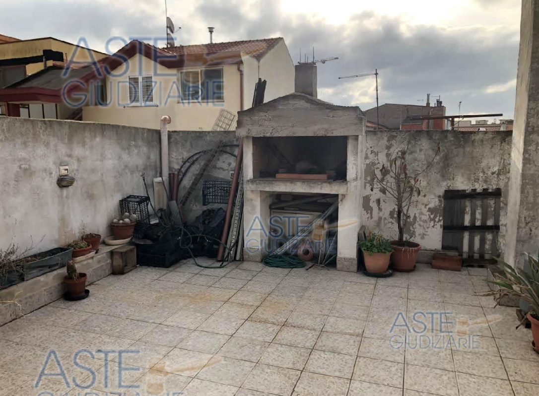 un balcone che affaccia sul prospetto principale (via Nuoro) e una terrazza di circa 40 mq che affaccia sul cortile interno.