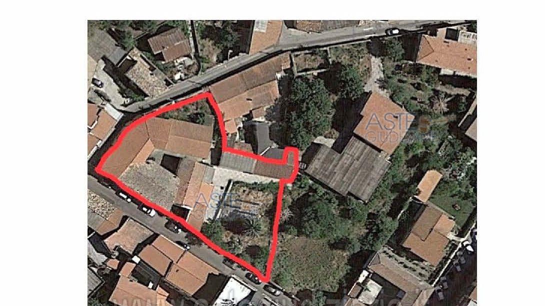 con accesso rispettivamente dalla via San Mauro e dal Corso Vittorio Emanuele al n.c. 96. Rudere costruito a filo strada con accesso dal cortile interno. Giardino 3 accessibile dalla Via S. Mauro e in continuità con il giardino 2.