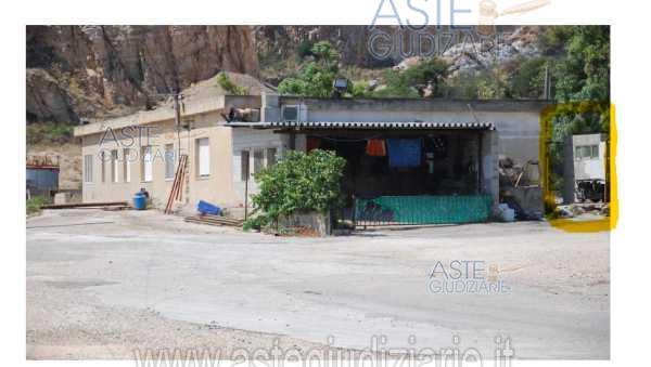 costituito da aree adibite a cava per estrazione di inerti con annessi fabbricati pluriuso.