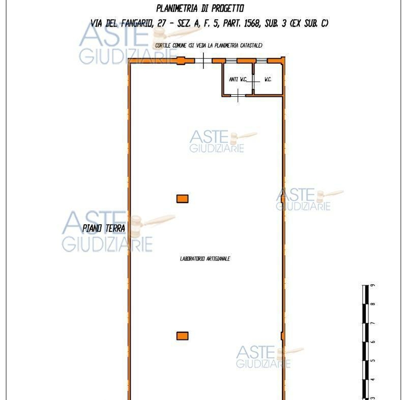 al piano primo (soppalco)sono presenti tre vani adibiti a deposito. La superficie commerciale è pari a 185 mq. La parte antistante il fabbricato è caratterizzata da un’area condominiale destinata a viabilità e parcheggi