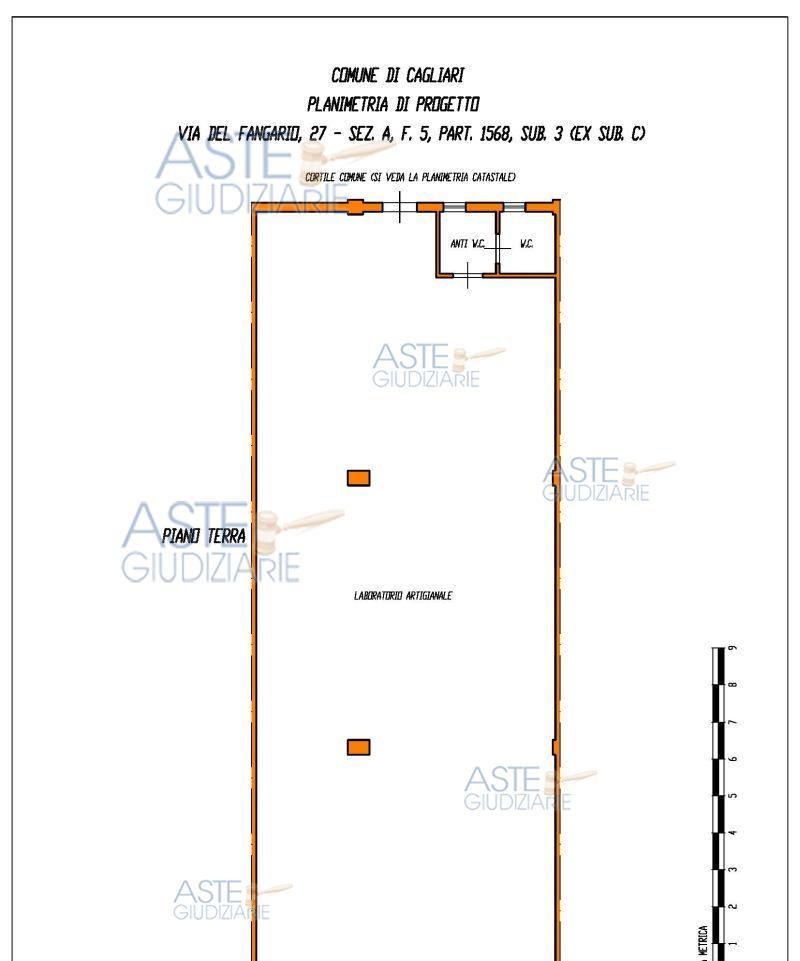 al piano primo (soppalco)sono presenti tre vani adibiti a deposito. La superficie commerciale è pari a 185 mq. La parte antistante il fabbricato è caratterizzata da un’area condominiale destinata a viabilità e parcheggi