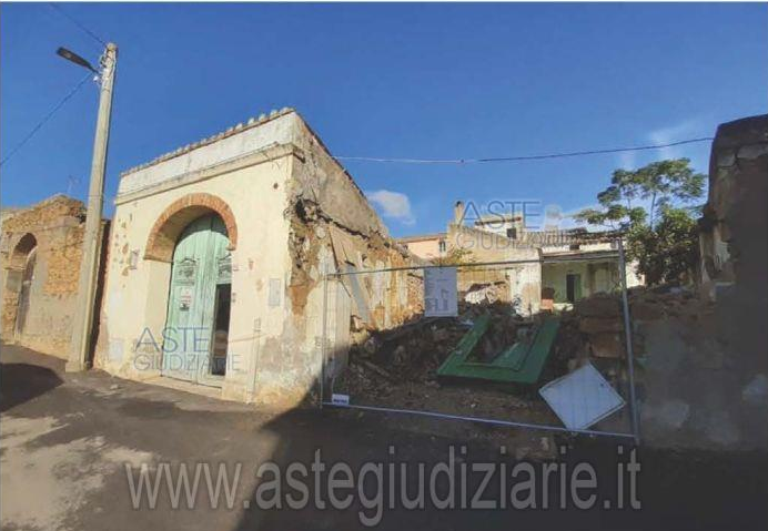 posto auto semicoperto e cortile antistante e retrostante al piano terra; terrazza