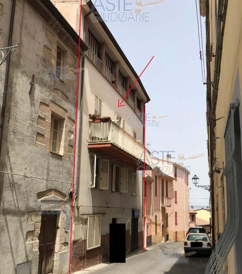 Via Alagon n. 17 e n. 11. Appartamento con annessa zona artigianale ubicato in Ozieri via Alagon n. 17