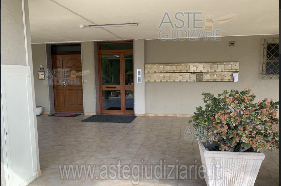 un balcone e una veranda chiusa. Il posto auto è situato al piano terra (piano pilotis in area condominiale).