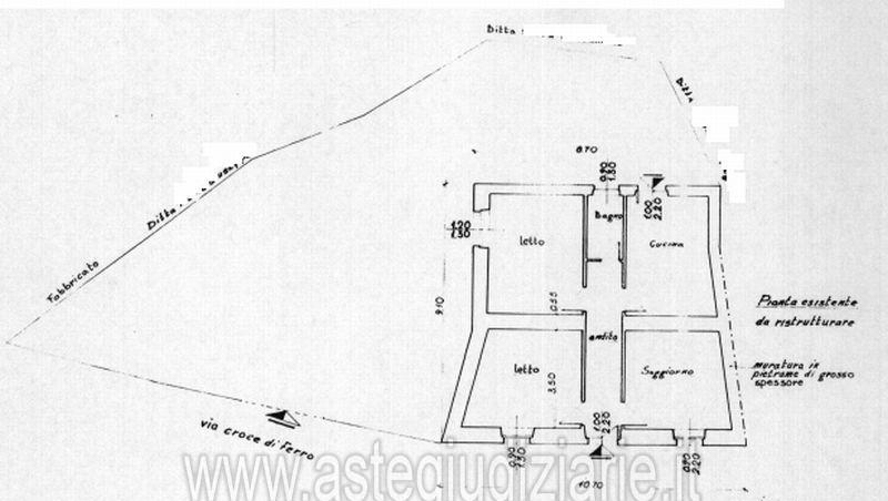 locale di sgombero e passo carraio coperto al piano terra; tre vani