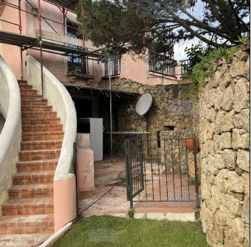 delimitato da siepe e muretto in pietra) facenti parte del parco giardino del Complesso Cala del Faro. Spese condominiali non versate fino al 2020 € 1.339