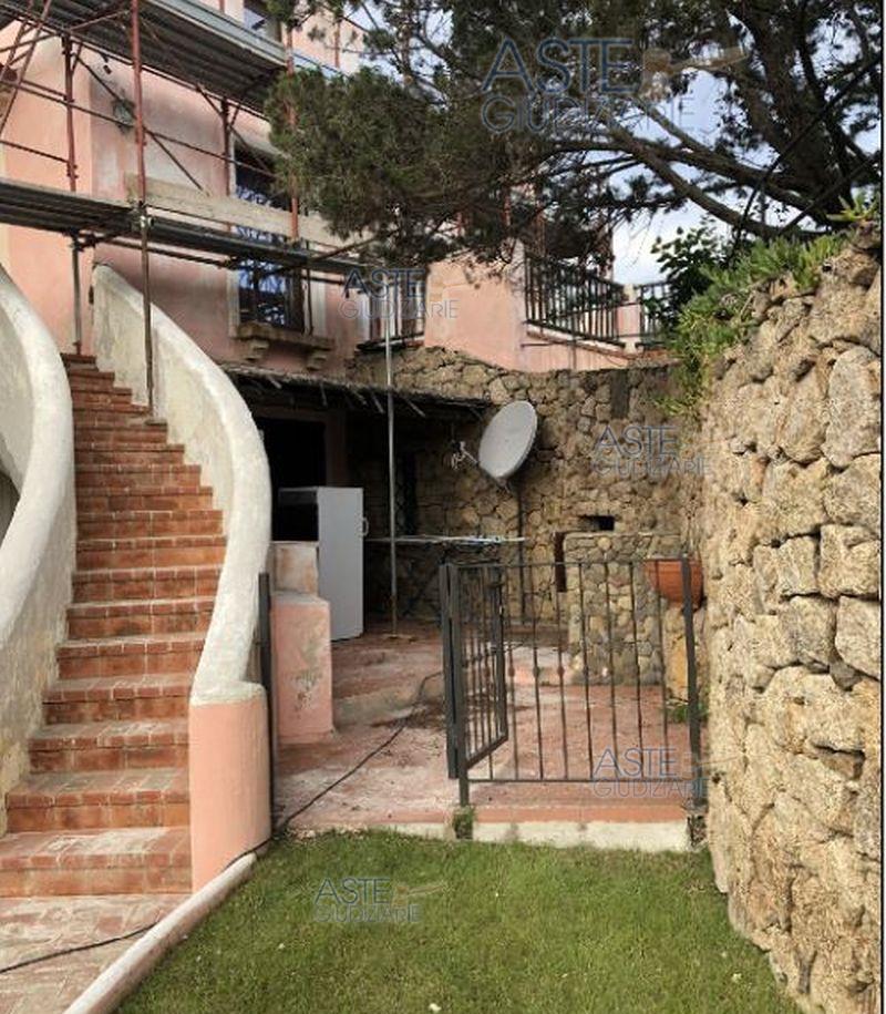 delimitato da siepe e muretto in pietra) facenti parte del parco giardino del Complesso Cala del Faro. Spese condominiali non versate fino al 2020 € 1.339